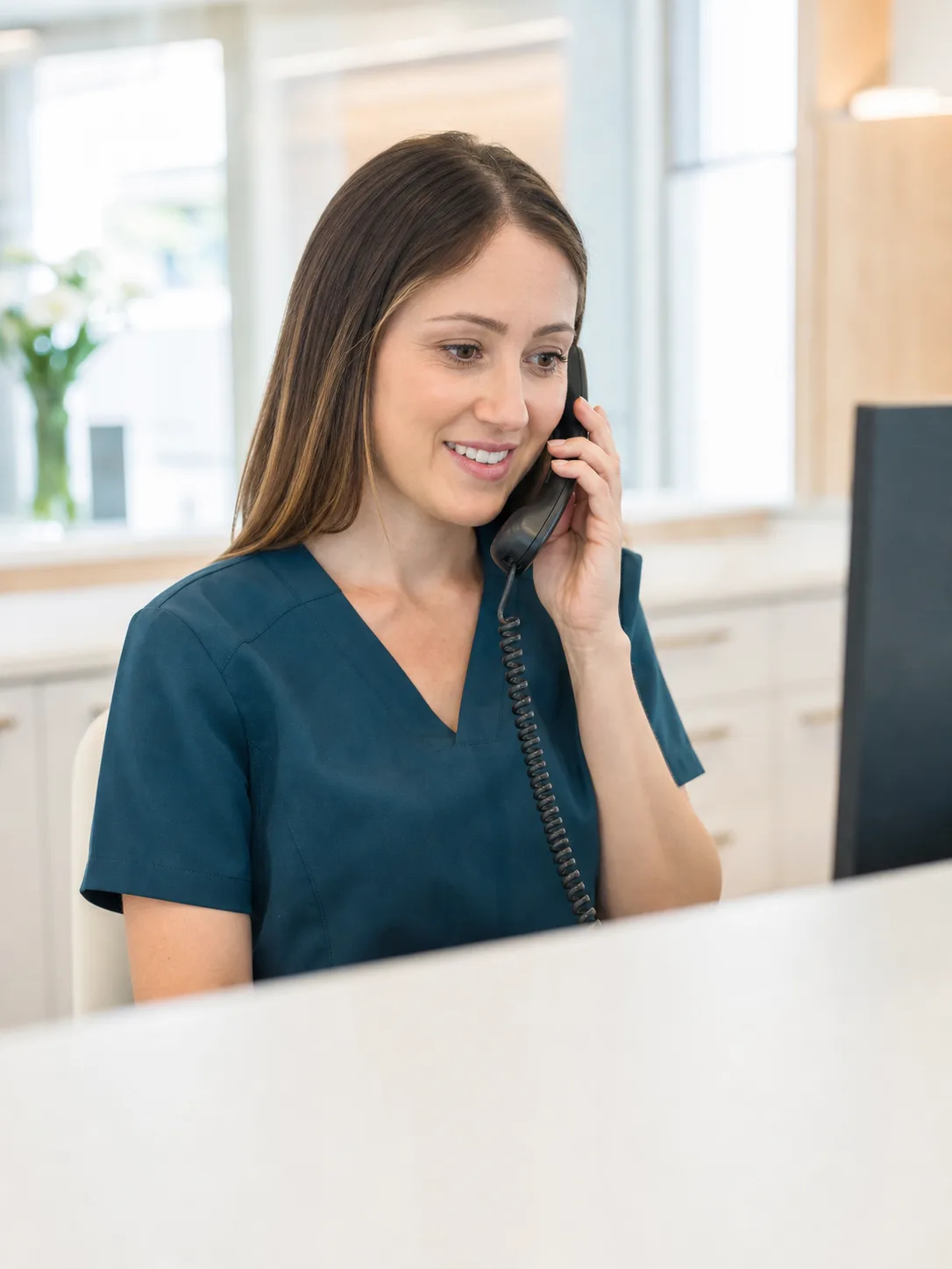 Mitarbeiterin der Kieferorthopädie Dr. Sibylle Lenz am Telefon